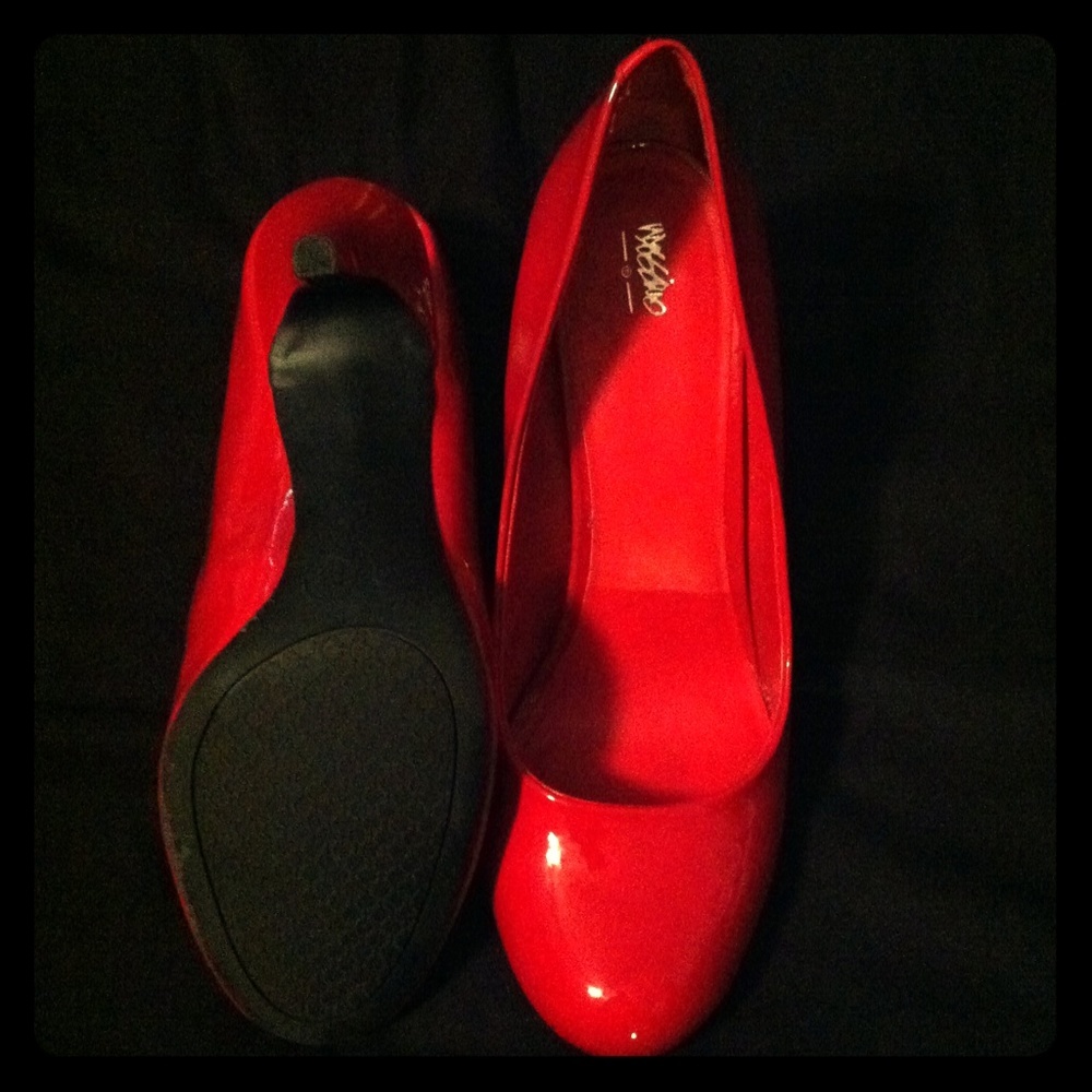 PRICE FIRM- 🎉 Mossimo Candy red pumps!